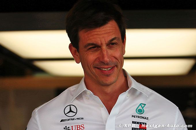 Hamilton wants Wolff to stay at Mercedes