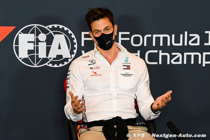 Wolff denies shaping up to switch F1 (…)