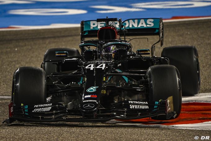 Hamilton takes pole in Bahrain ahead (…)