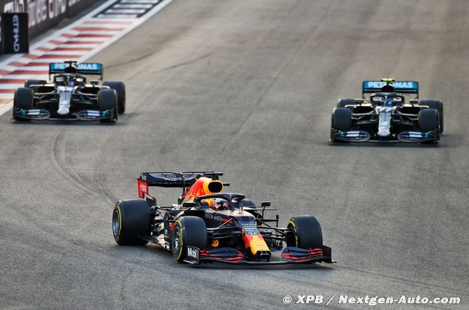 Mercedes 'slowed itself down'