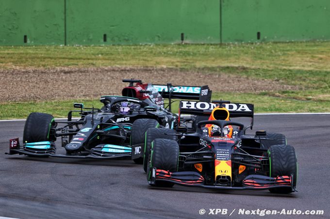 Hamilton taking 'big risks' to