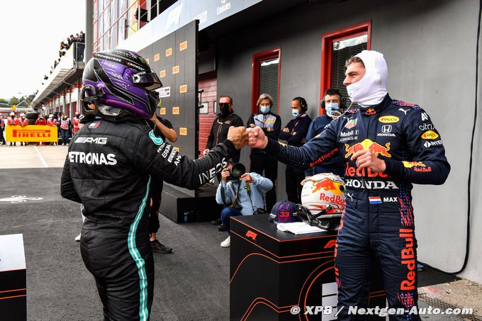 Verstappen's father smiles at (…)