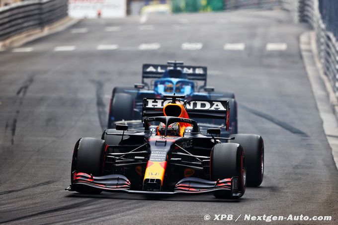 Verstappen frustré par le drapeau (…)