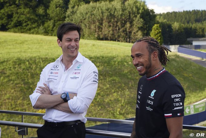 Hamilton and Mercedes F1 launch (...)