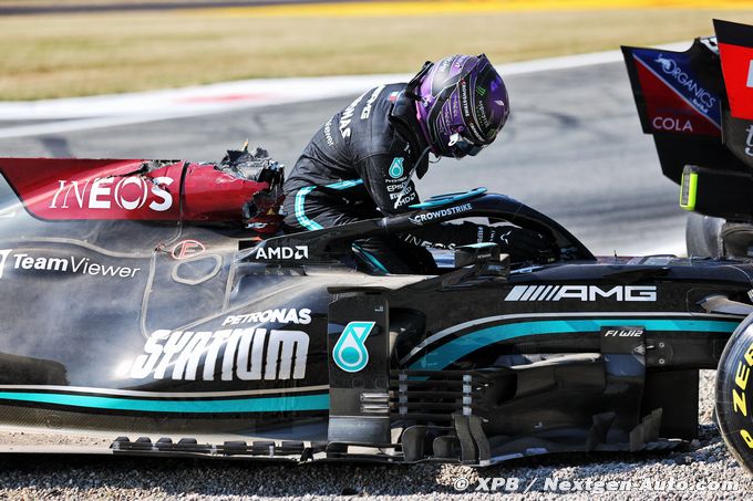 Schumacher hits out at Hamilton (...)