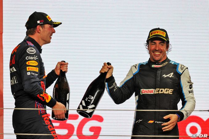 Podium with title chargers felt (…)