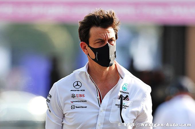 Wolff apologises for new Mercedes (…)