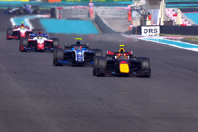 F2, Abu Dhabi, Course Sprint 1 : (…)