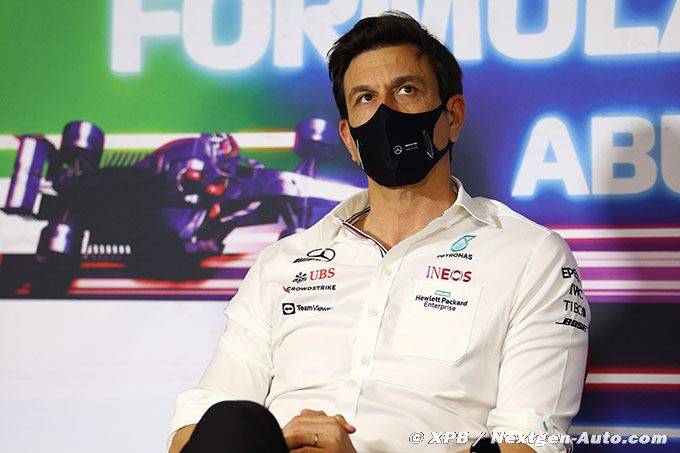 Wolff appelle les fans de Lewis au (…)