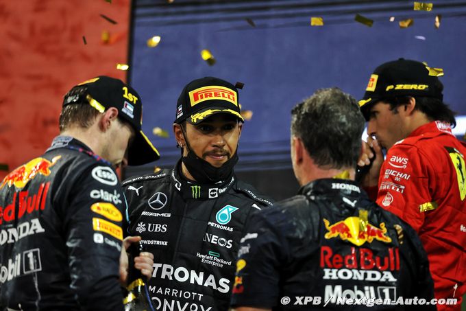 Hamilton 'in trouble' (…)