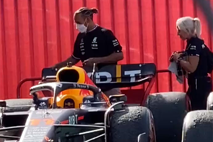 Hamilton did not touch Red Bull wing (…)