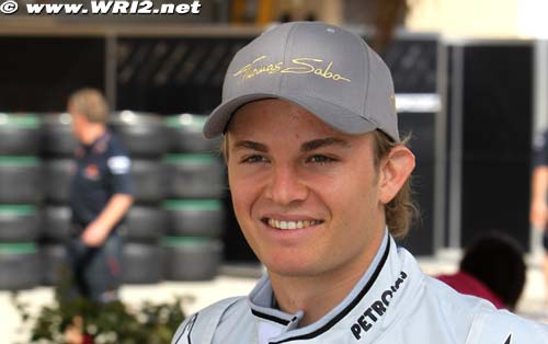 Rosberg voit Mercedes sur le podium (…)