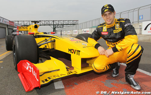 Jan Charouz completes Renault F1 R29 (…)