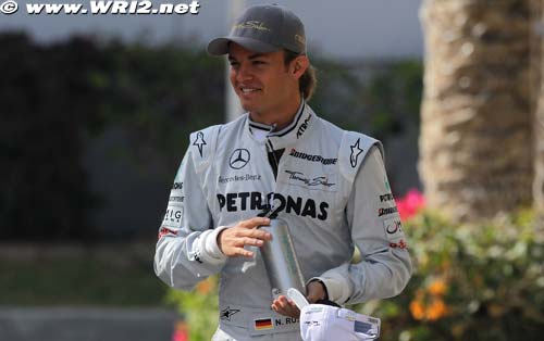 Rosberg wants to stay at eye-level (...)