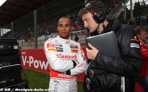 Hamilton prie Dieu avant une course