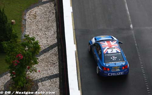 Macau, Warm-up - Huff tops a red-flagged