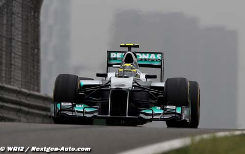 Pirelli: First pole for Mercedes (...)
