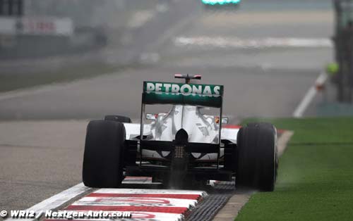 Schumacher abandonne avec une roue (…)