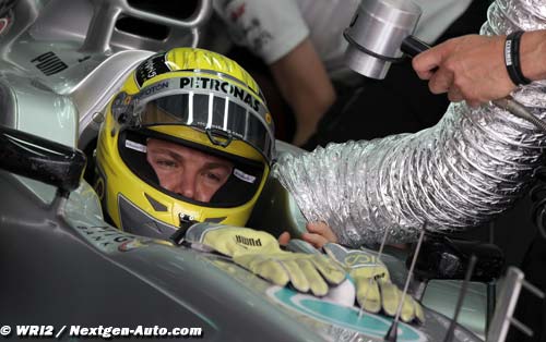 Bird hits Rosberg's helmet in (...)