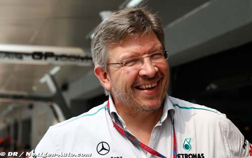 Brawn returns to paddock, praising (…)