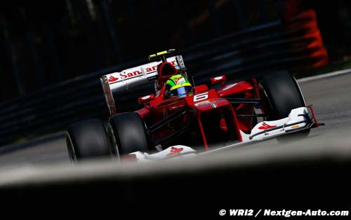 Massa succumbs to team orders, (...)