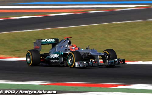 Rosberg victime de Kobayashi, Schumacher