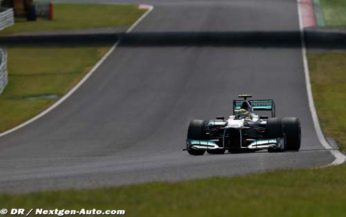 Rosberg, premier à piloter la F1 W04 (…)