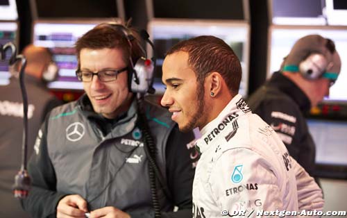 Ecclestone told Mercedes to sign (…)
