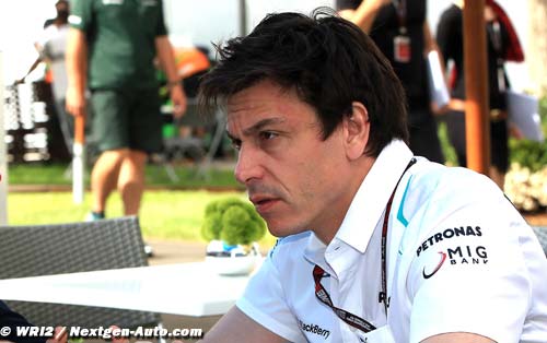 Wolff espère que McLaren ne signera pas