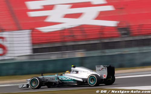 Hamilton takes first pole for Mercedes