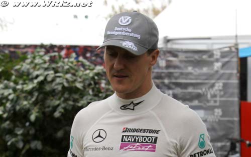Stewards penalty drops Schumacher (...)