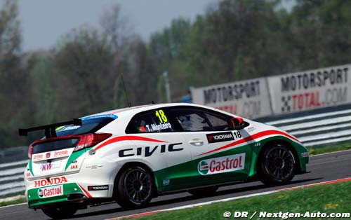 Tiago Monteiro au pied du podium (...)