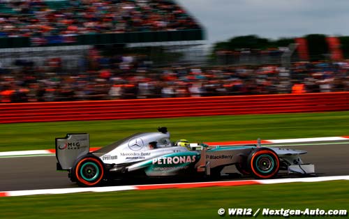 Rosberg wins chaotic British GP