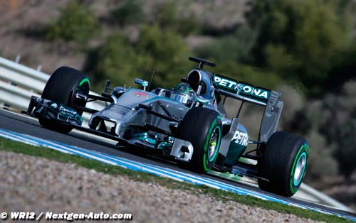 La Mercedes roule comme un métronome