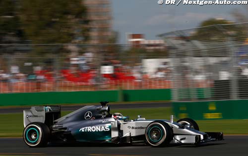 Hamilton denies Ricciardo pole