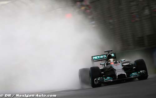 Hamilton takes pole in rain soaked (...)