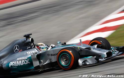 Hamilton voit Mercedes et Red Bull (…)