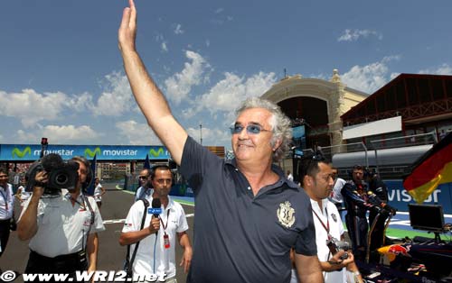 Briatore met un carton rouge à Hamilton