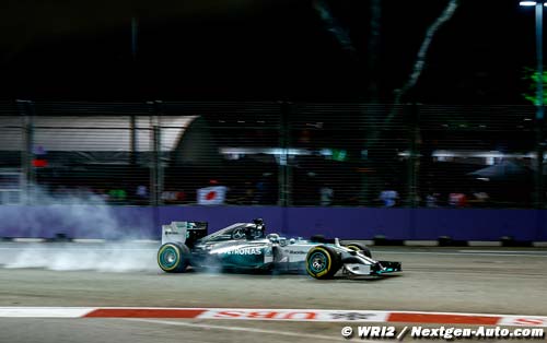 Hamilton snatches pole from Rosberg (…)