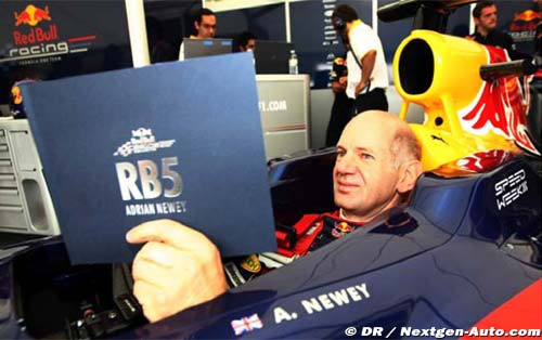 Adrian Newey reçoit une Red Bull RB5 (…)