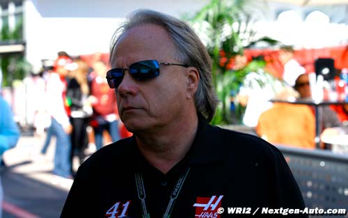 Gene Haas observe attentivement la (…)