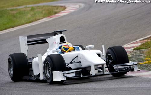 Perrin talks about the GP2/11 car (…)