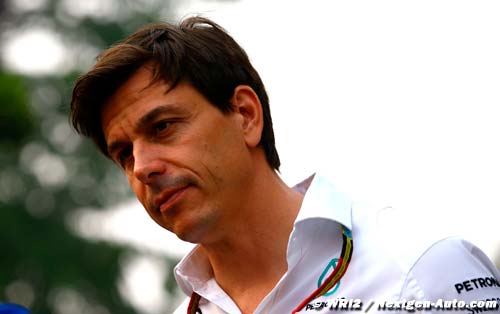 Toto Wolff s'est blessé au genou