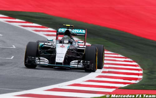 Rosberg réduit l'écart sur Hamilton