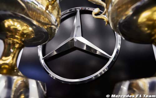 Mercedes shows green light to Red (...)
