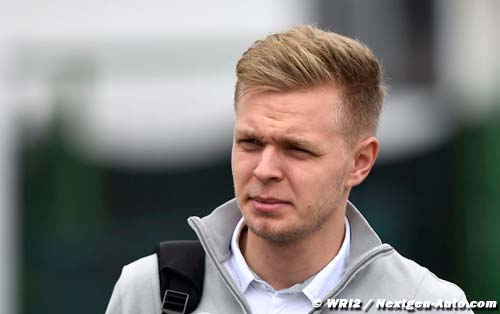 Magnussen se fracture la main en vélo