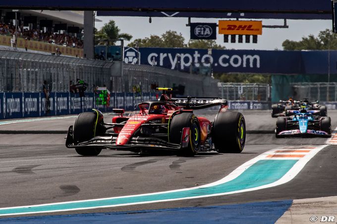 Ferrari admits trying to poach (…)