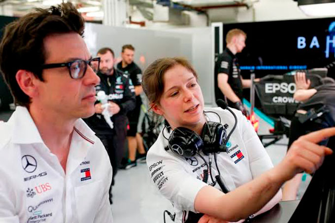 Être une femme en F1, c'est pas (…)