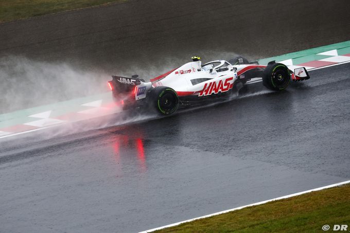 Pirelli hits back at wet tyre criticism