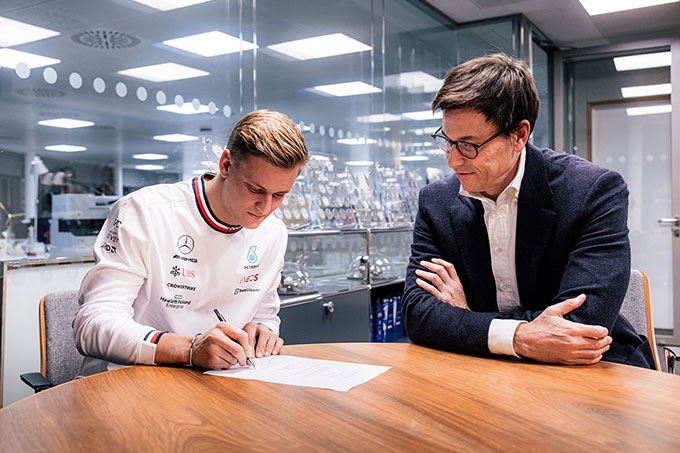 Official: Mercedes F1 signs Mick (…)